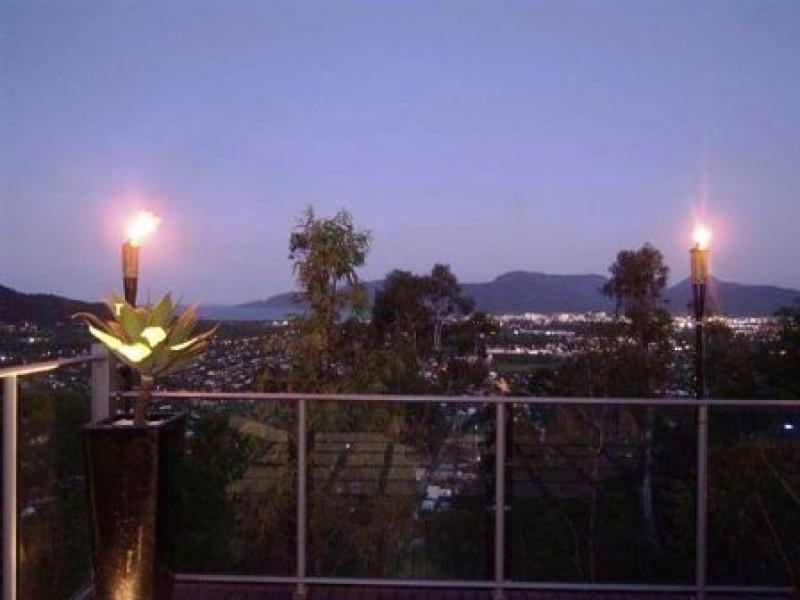 8 The Peak, Whitfield QLD 4870