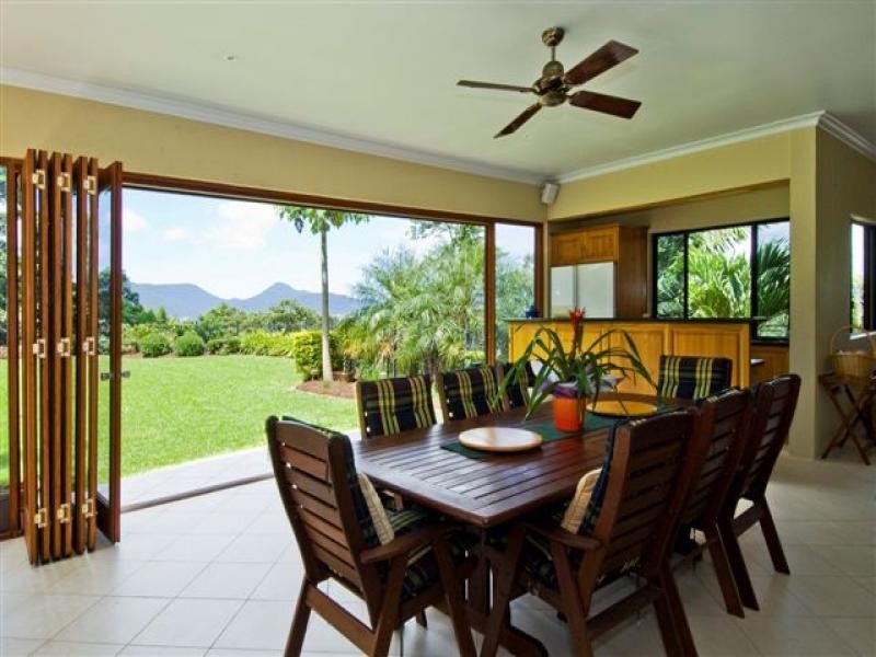 46 East Parkridge Drive, Whitfield QLD 4870