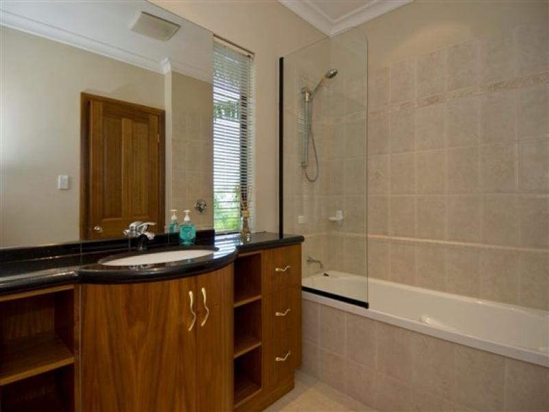 46 East Parkridge Drive, Whitfield QLD 4870