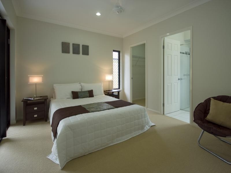 7 Govern Close, Redlynch QLD 4870