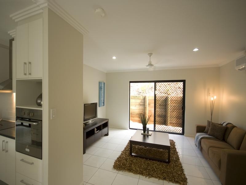 7 Govern Close, Redlynch QLD 4870