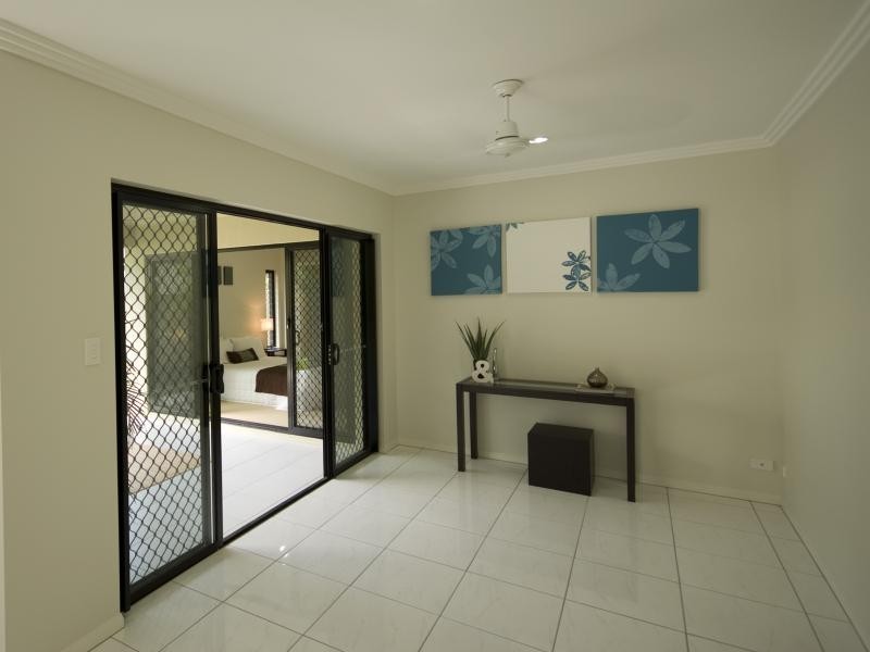7 Govern Close, Redlynch QLD 4870