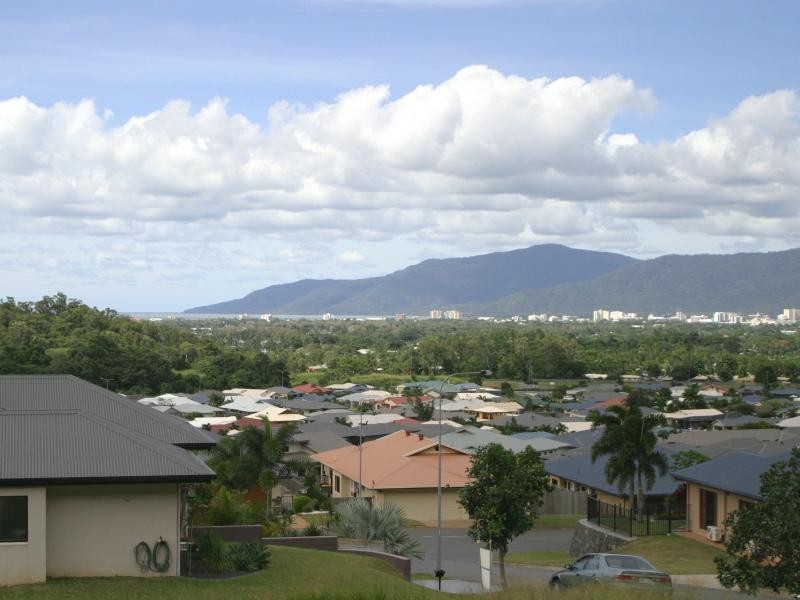 8 Trumpeter Street, Kanimbla QLD 4870