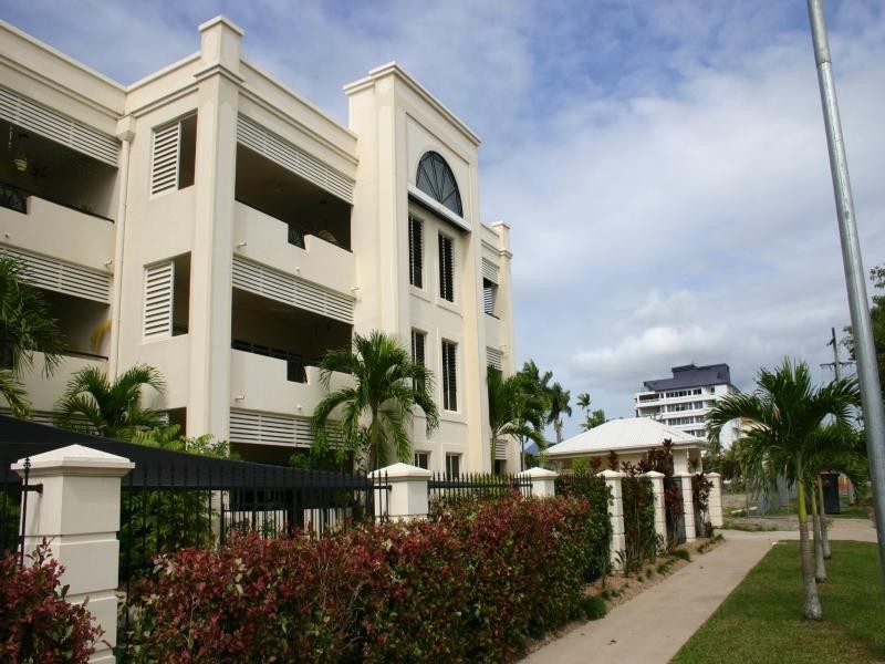 1/304 Lake Street, Cairns North QLD 4870