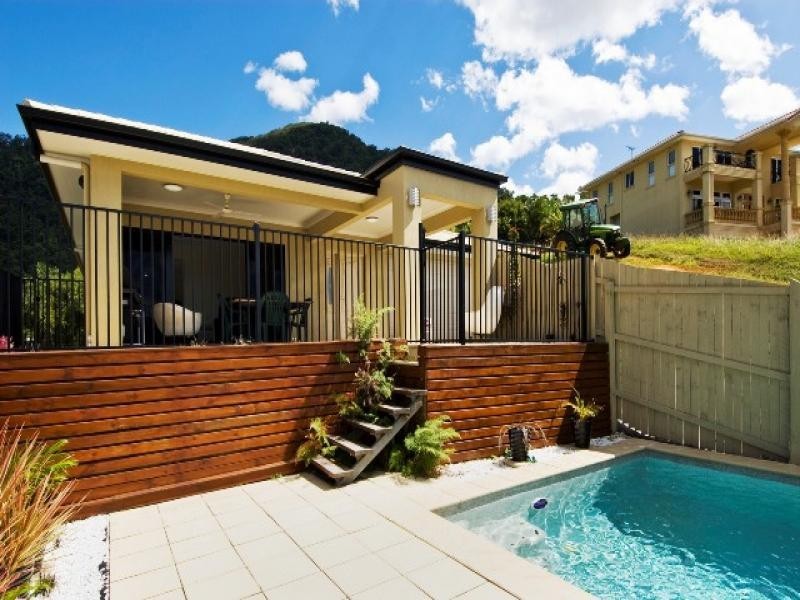 7 Leoni Close, Mooroobool QLD 4870