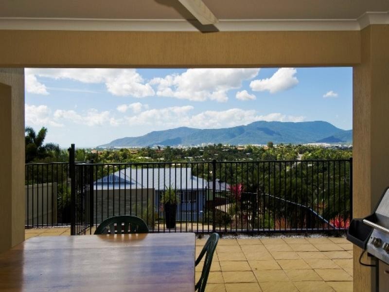 7 Leoni Close, Mooroobool QLD 4870