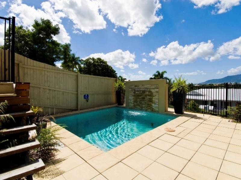 7 Leoni Close, Mooroobool QLD 4870