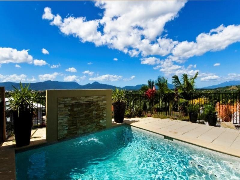 7 Leoni Close, Mooroobool QLD 4870