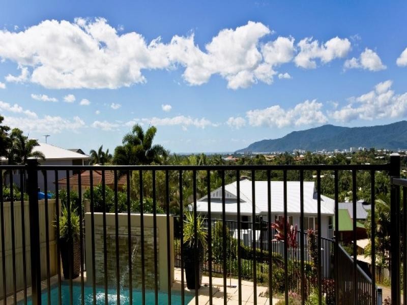 7 Leoni Close, Mooroobool QLD 4870