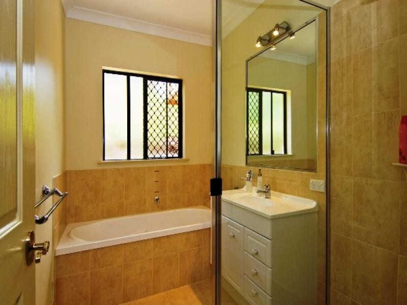 7 Leoni Close, Mooroobool QLD 4870
