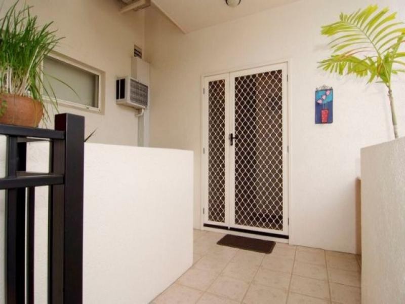 10/304 Lake Street, Cairns North QLD 4870