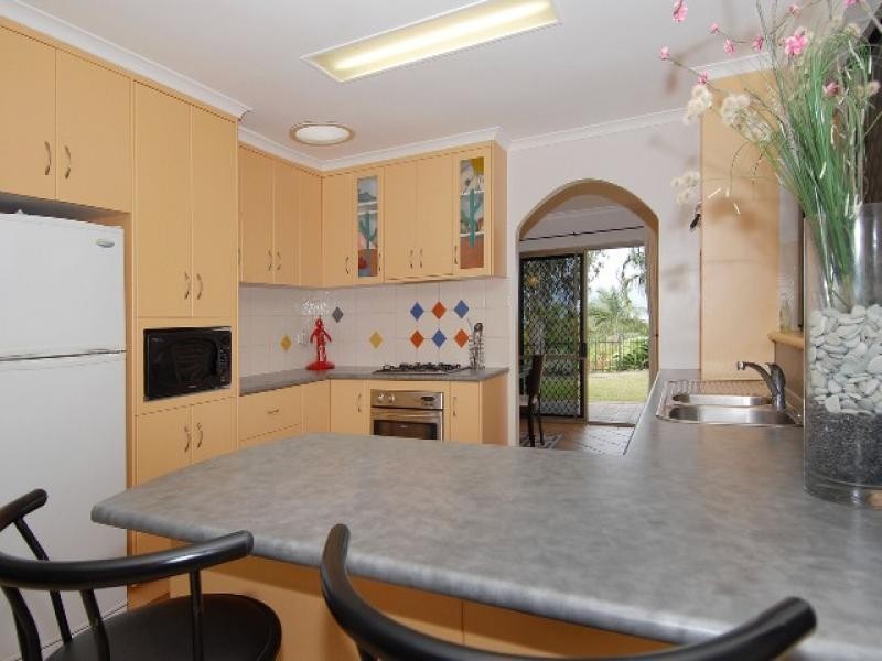 35 Minerva Ave, Mooroobool QLD 4870