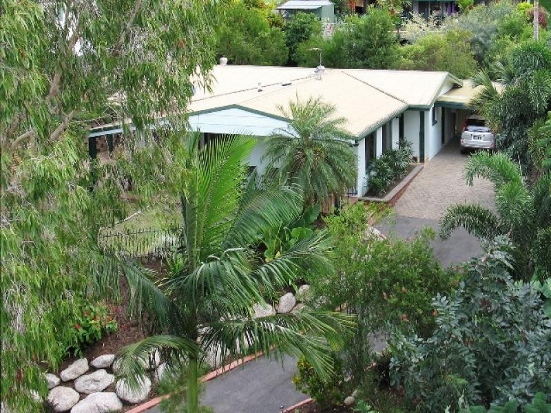 35 Minerva Ave, Mooroobool QLD 4870