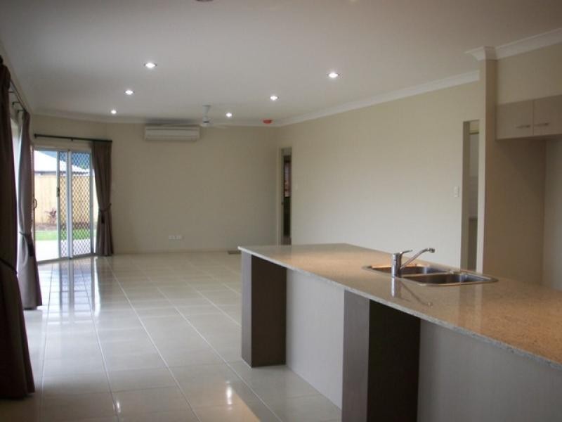 114 Springbrook Avenue, Redlynch QLD 4870