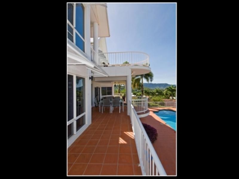 9 Woodmont Place, Mooroobool QLD 4870