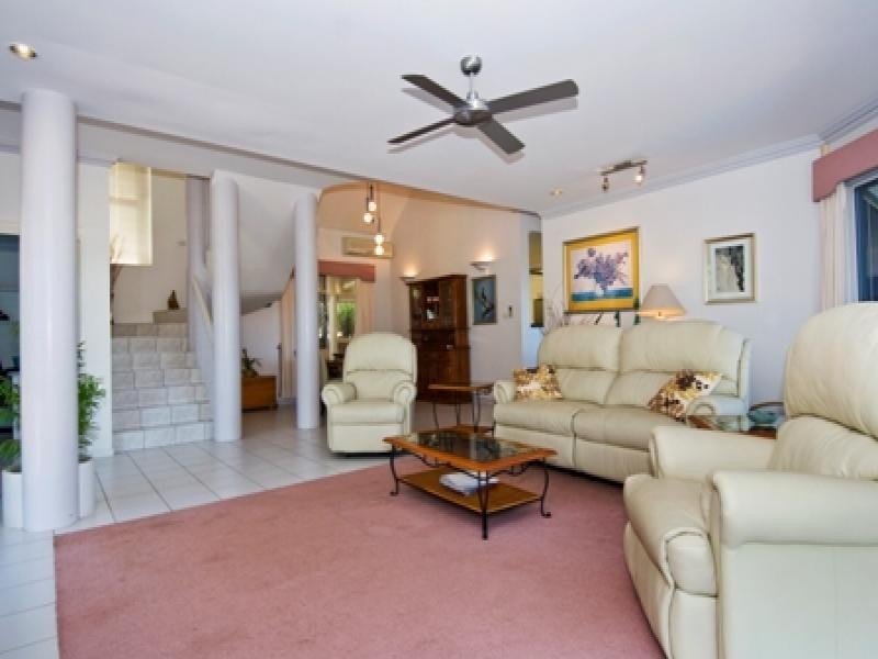 9 Woodmont Place, Mooroobool QLD 4870