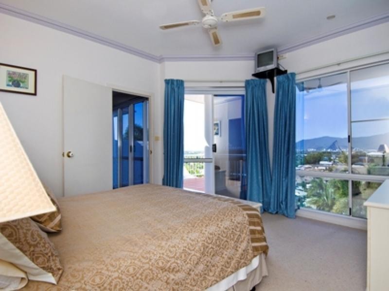 9 Woodmont Place, Mooroobool QLD 4870