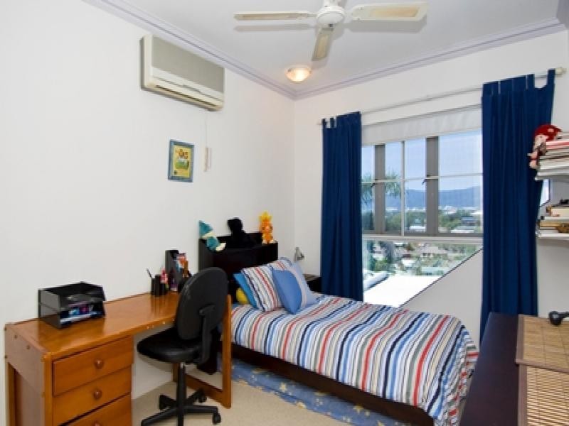 9 Woodmont Place, Mooroobool QLD 4870