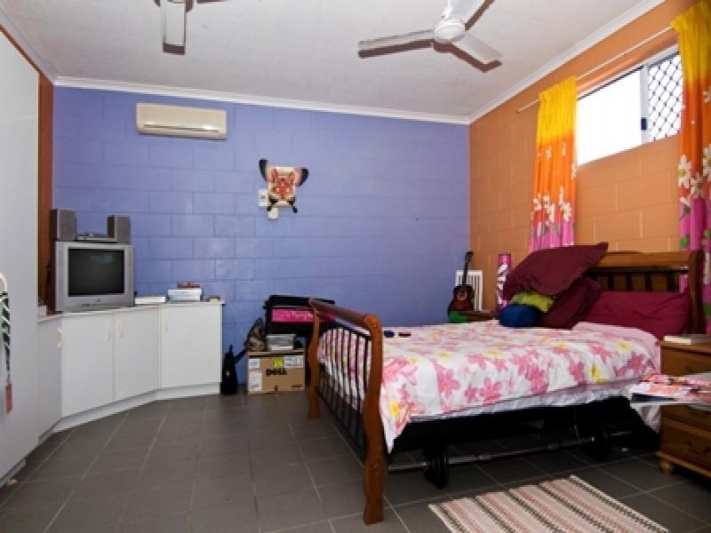9 Woodmont Place, Mooroobool QLD 4870