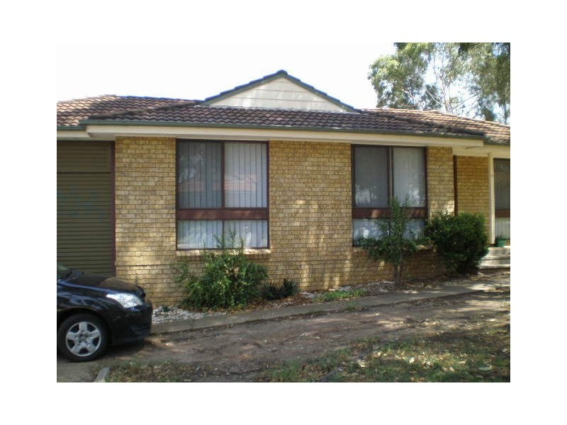 2/4 Amiens Close, Bossley Park NSW 2176