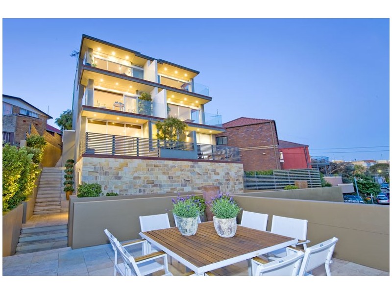 19A  WONDERLAND AVENUE, Tamarama NSW 2026