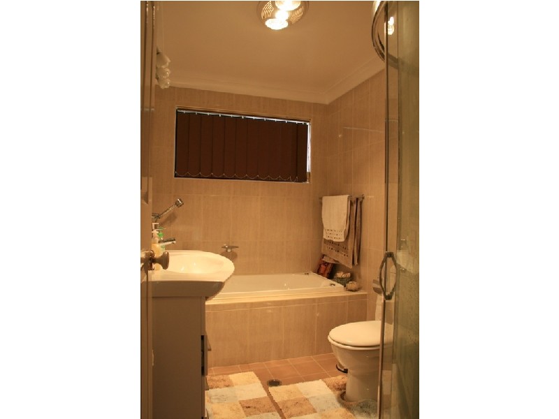 32  Caroline Crescent, Georges Hall NSW 2198