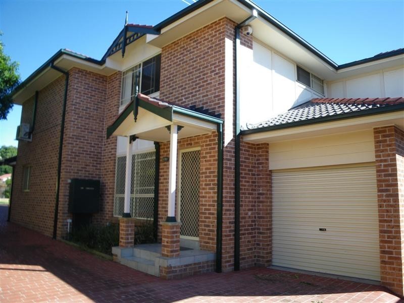 2/163 Targo Road, Girraween NSW 2145