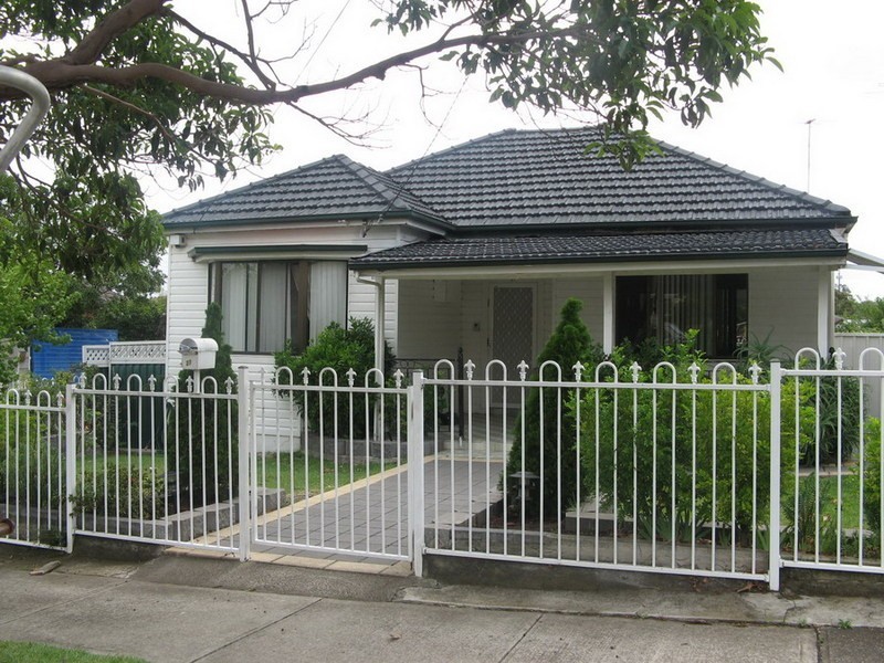 27 FLORA ST, Roselands NSW 2196