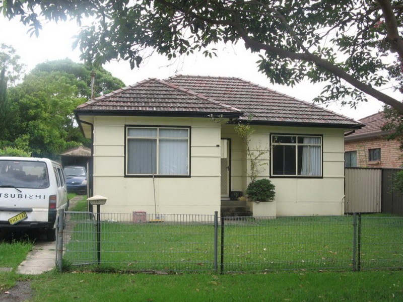 19 Plasto St, Greenacre NSW 2190