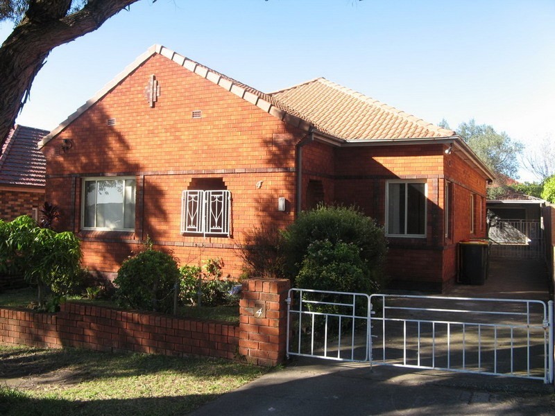 4 Farrell Rd, Kingsgrove NSW 2208