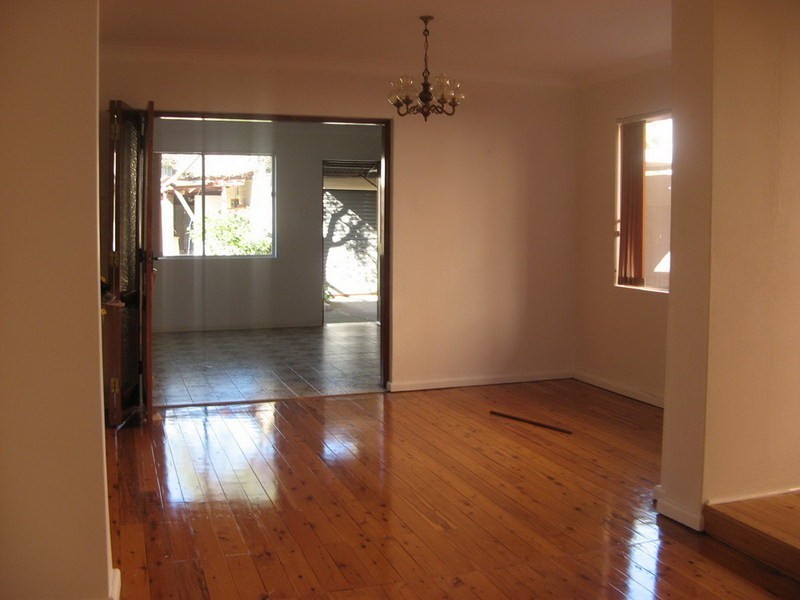 4 Farrell Rd, Kingsgrove NSW 2208