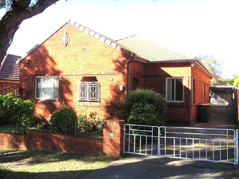 4 Farrell Rd, Kingsgrove NSW 2208