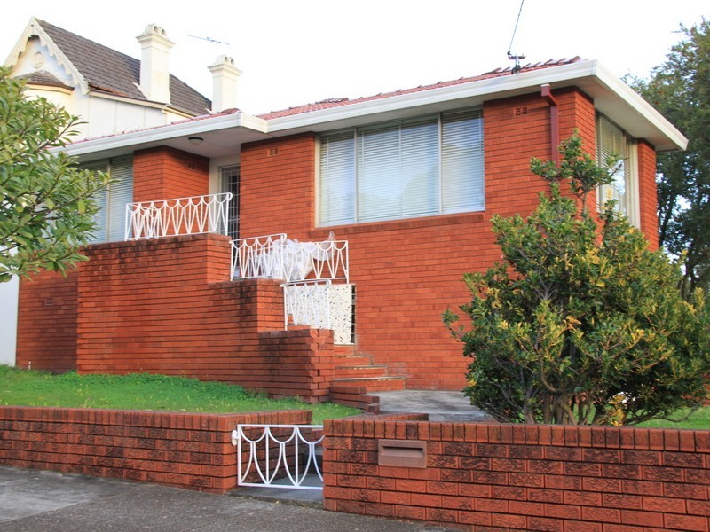 18 Hillcrest Ave, Ashfield NSW 2131