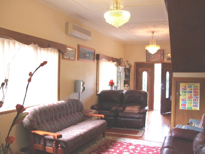 9 Barnes Ave, Earlwood NSW 2206