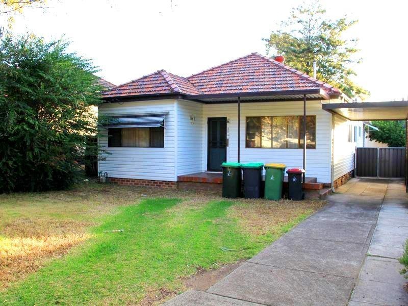 86 Hillcrest Ave, Greenacre NSW 2190