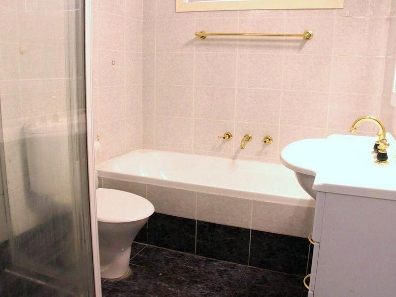 86 Hillcrest Ave, Greenacre NSW 2190