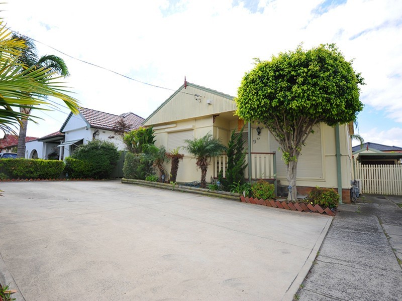 77 Juno Pde, Greenacre NSW 2190