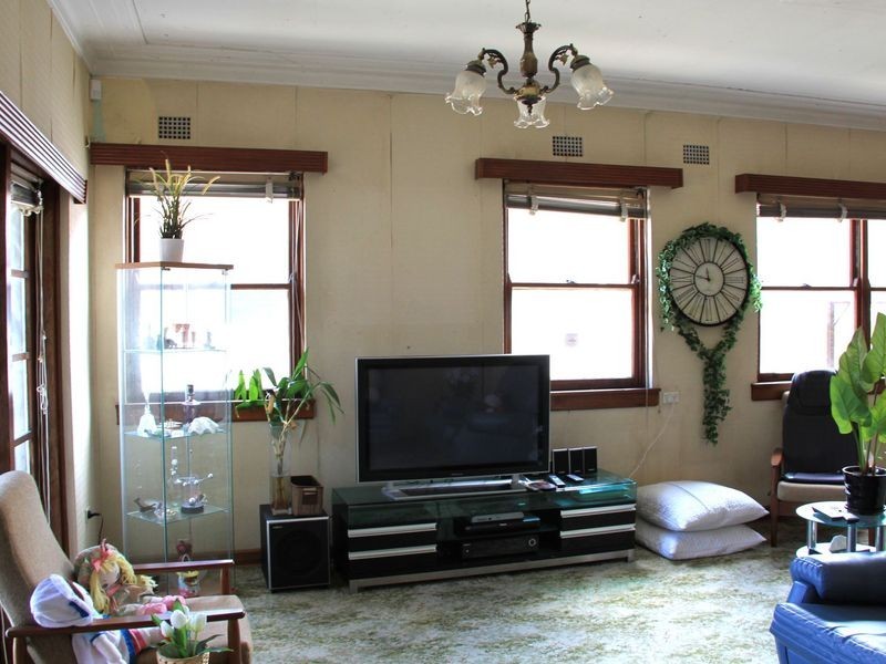 8 Vicliffe Ave, Campsie NSW 2194