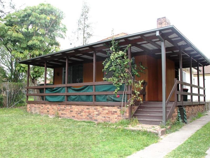 6 Drew St, Greenacre NSW 2190