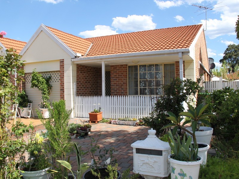 1 Silkyoak Grove, Greenacre NSW 2190