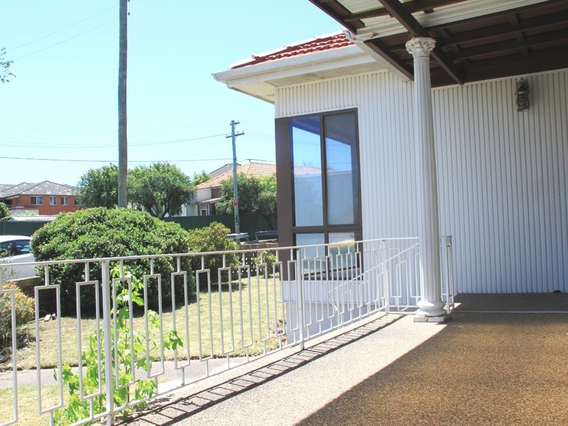 2a Thorncraft Prd, Campsie NSW 2194