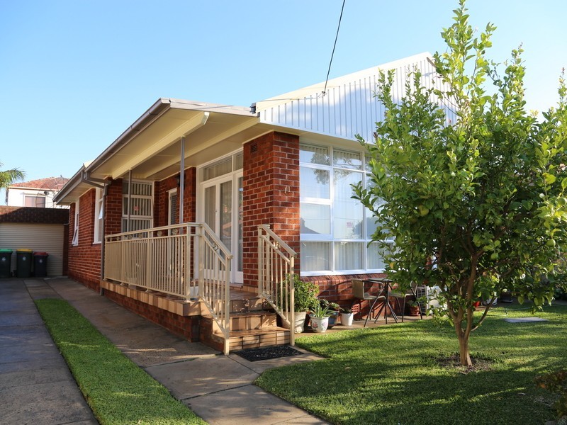 11 Canarys Rd, Roselands NSW 2196