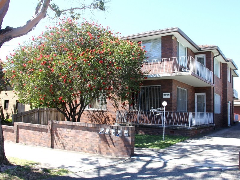 2/102 Clissold Prd, Campsie NSW 2194