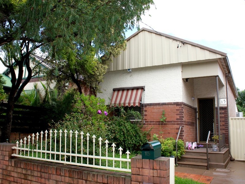 15 Thorncraft Pde, Campsie NSW 2194