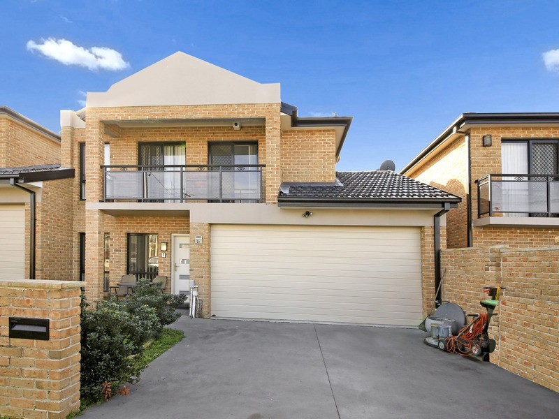 2A Latvia Ave, Greenacre NSW 2190