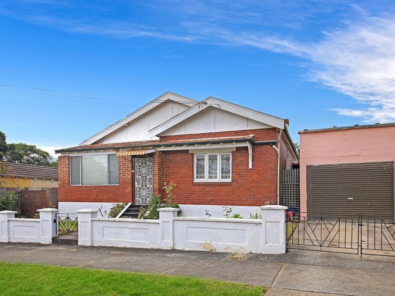 2 Harcourt Ave, Campsie NSW 2194
