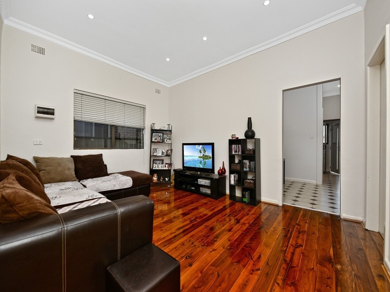 20 Howard St, Canterbury NSW 2193