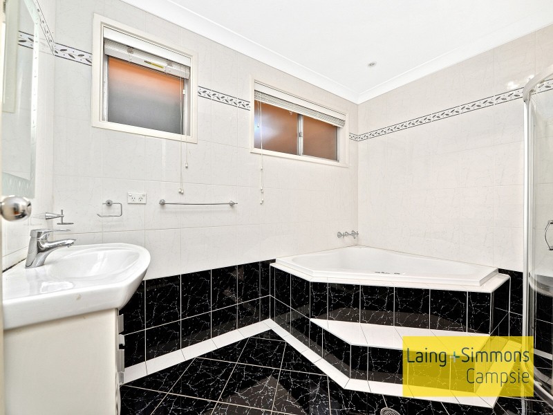 6 Petrie Place, Georges Hall NSW 2198