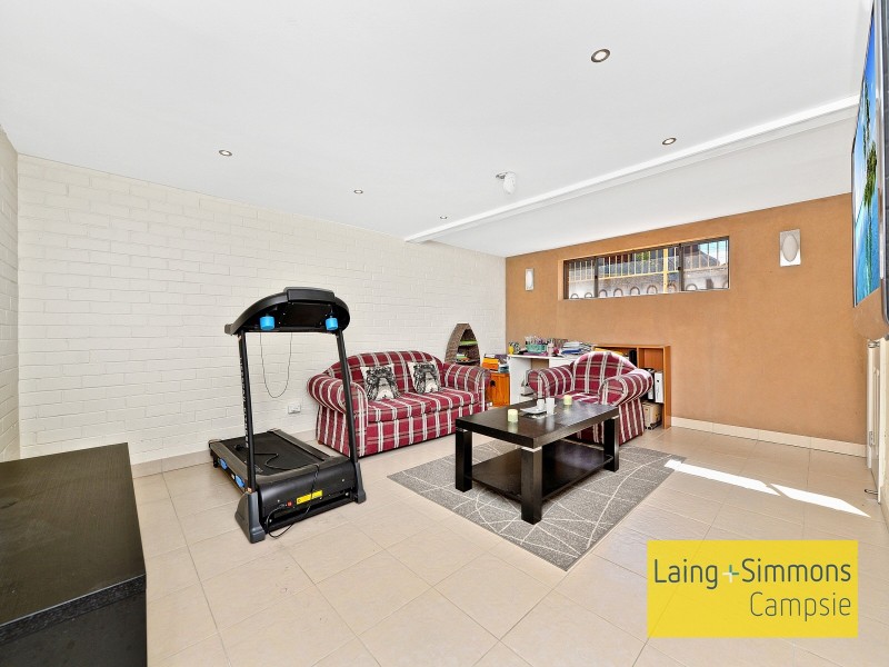 6 Petrie Place, Georges Hall NSW 2198