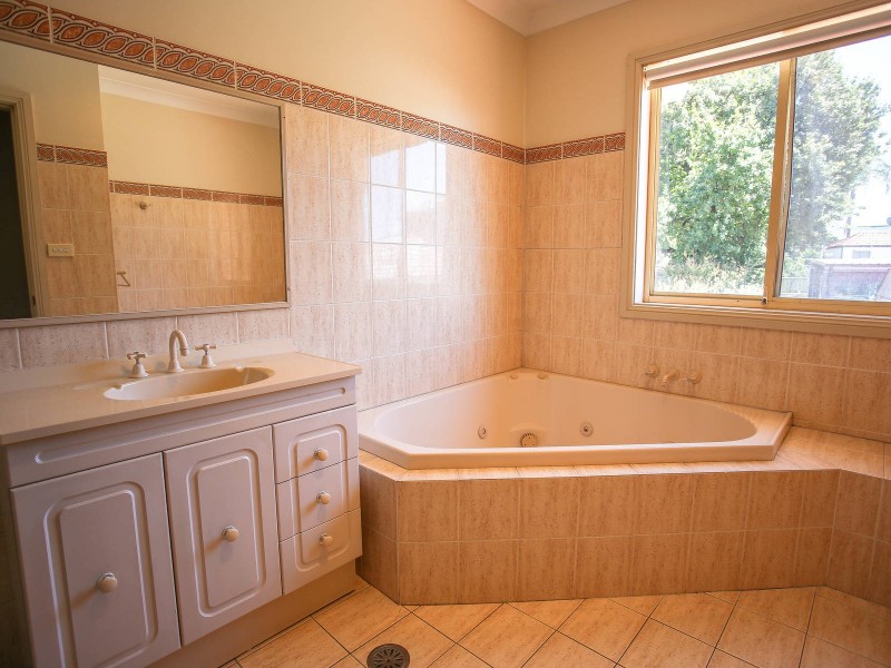 5a Burradoo Rd, Beverly Hills NSW 2209